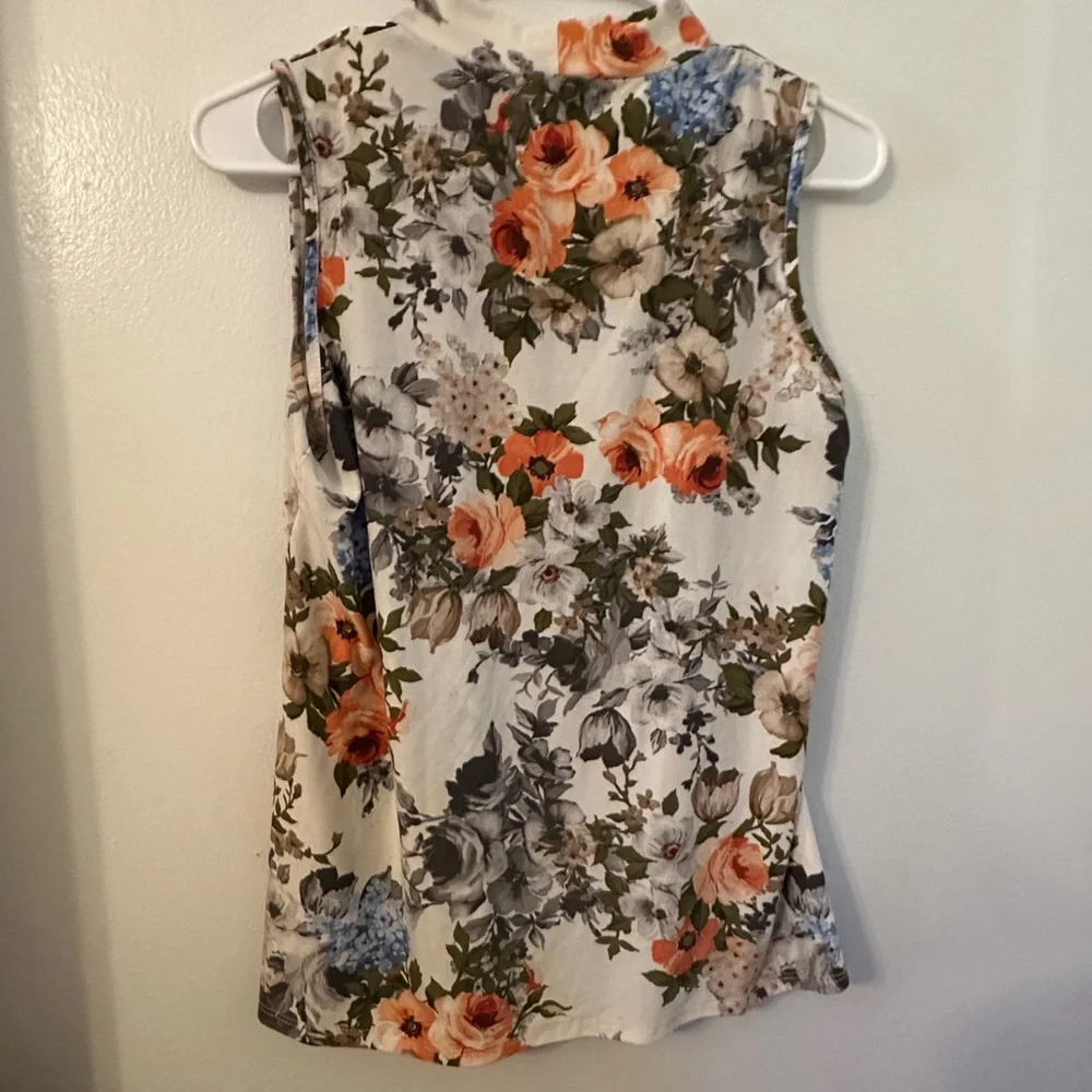 Floral top - Picture 2 of 3